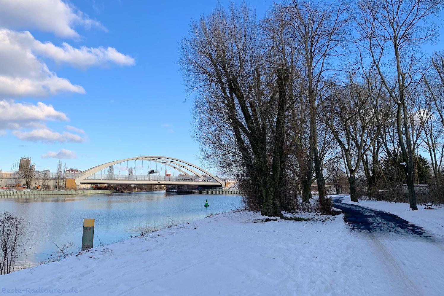 Foto vom Uferweg und Radweg aus: Delfter Ufer, Teltowkanal, Neue Späthbrücke
