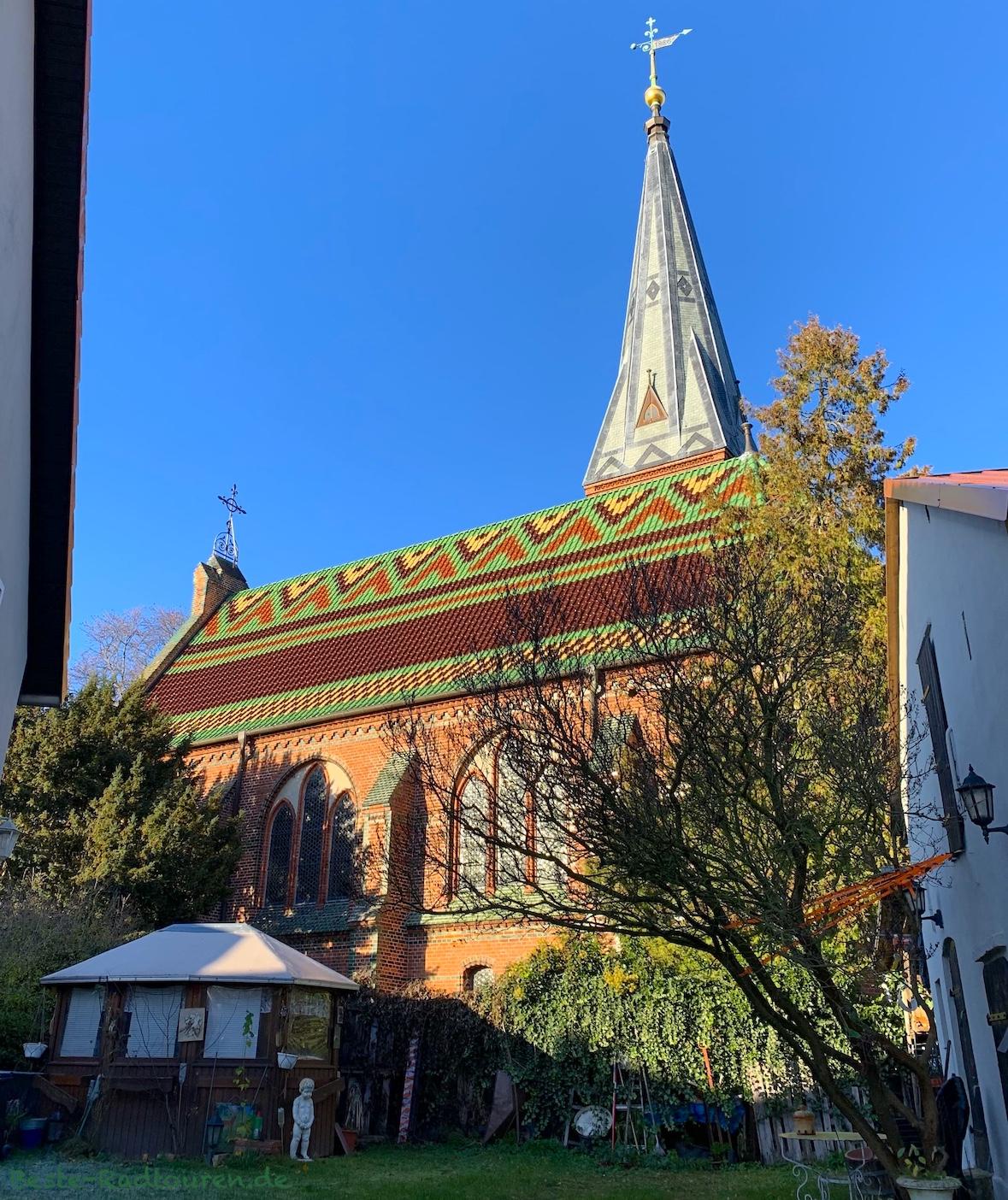 Foto vom Uferweg aus: Dorfkirche Geltow (Potsdam)