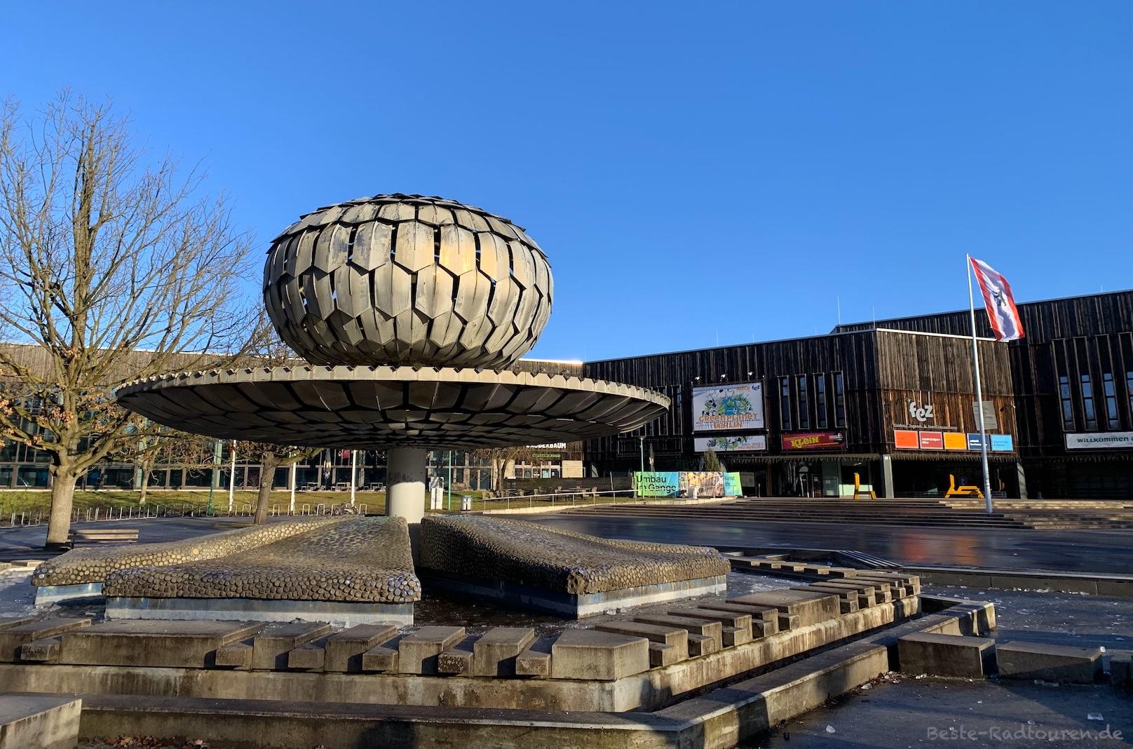 Foto vom Spree-Radweg aus: FEZ-Brunnen /Kugelbrunnen / Brunnenblume, Weltkugel-Brunnenplastik