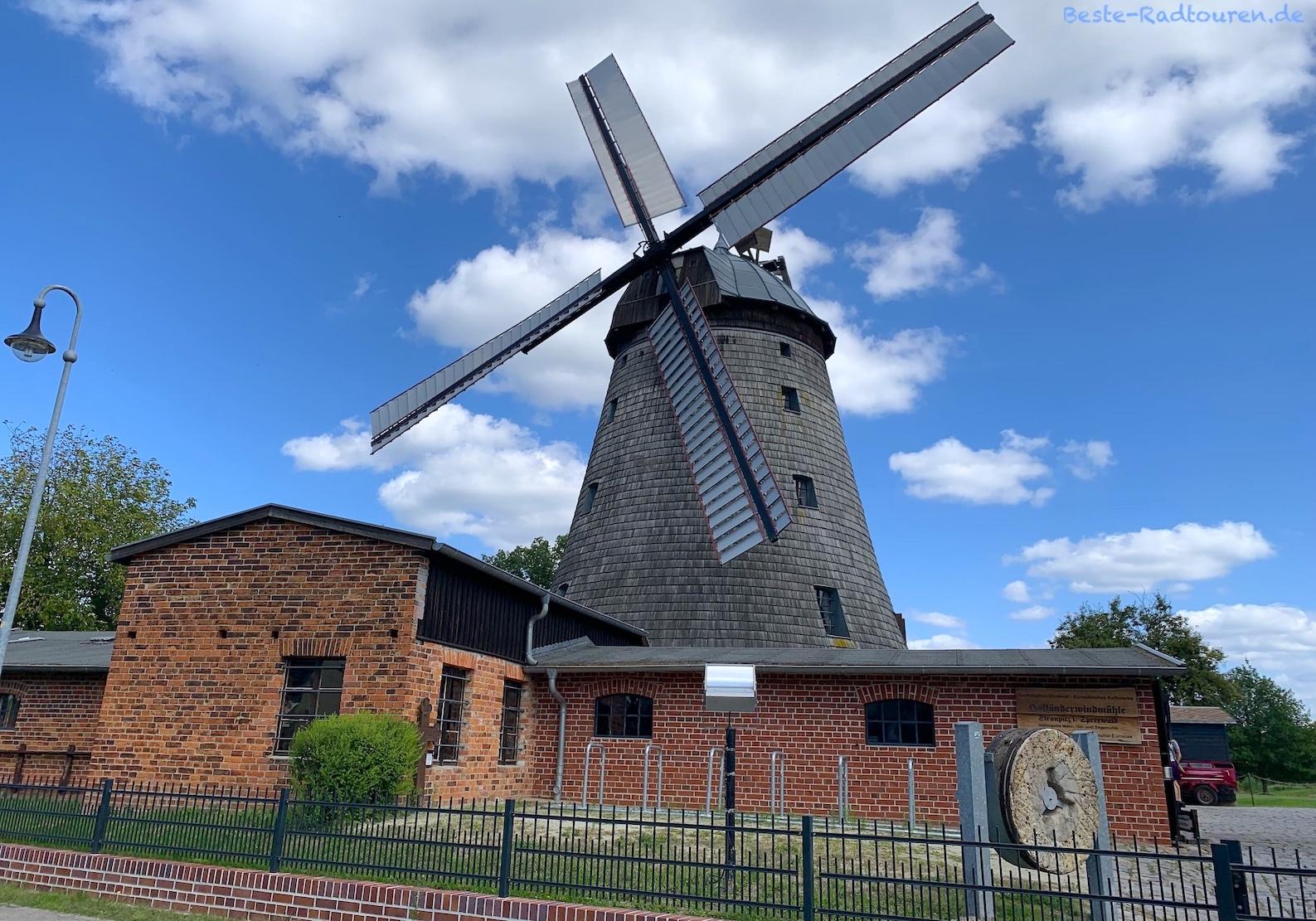 Foto vom Radweg aus: Holländer-Windmühle Straupitz