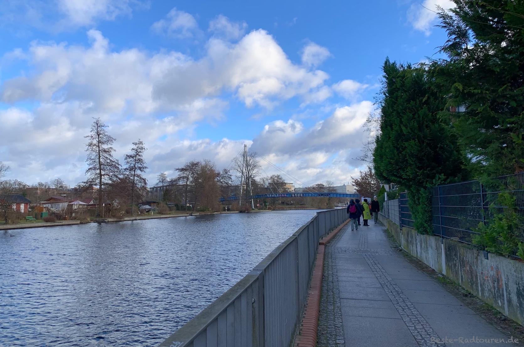 Foto vom Uferweg aus: Katzengraben und Katzengrabensteg, Köpenick