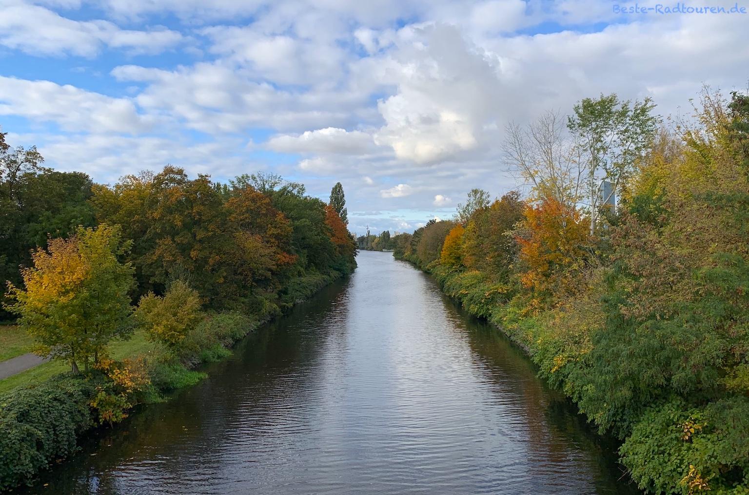 Foto von der Neuen Späthbrücke aus: Teltowkanal in Treptow und Neukölln