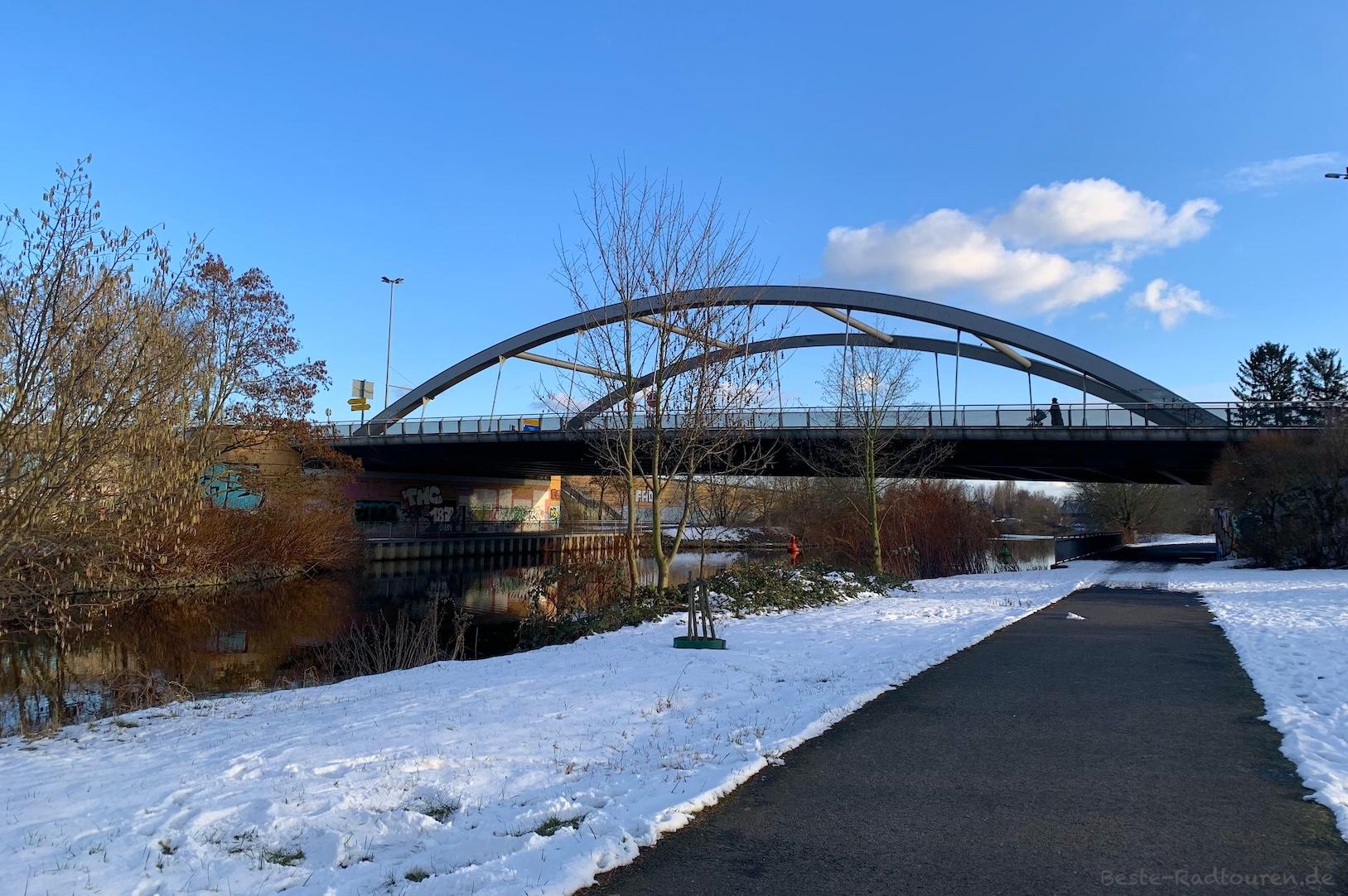 Foto vom Radweg und Fußgängerweg aus: Neue Späthbrücke am Teltowkanal