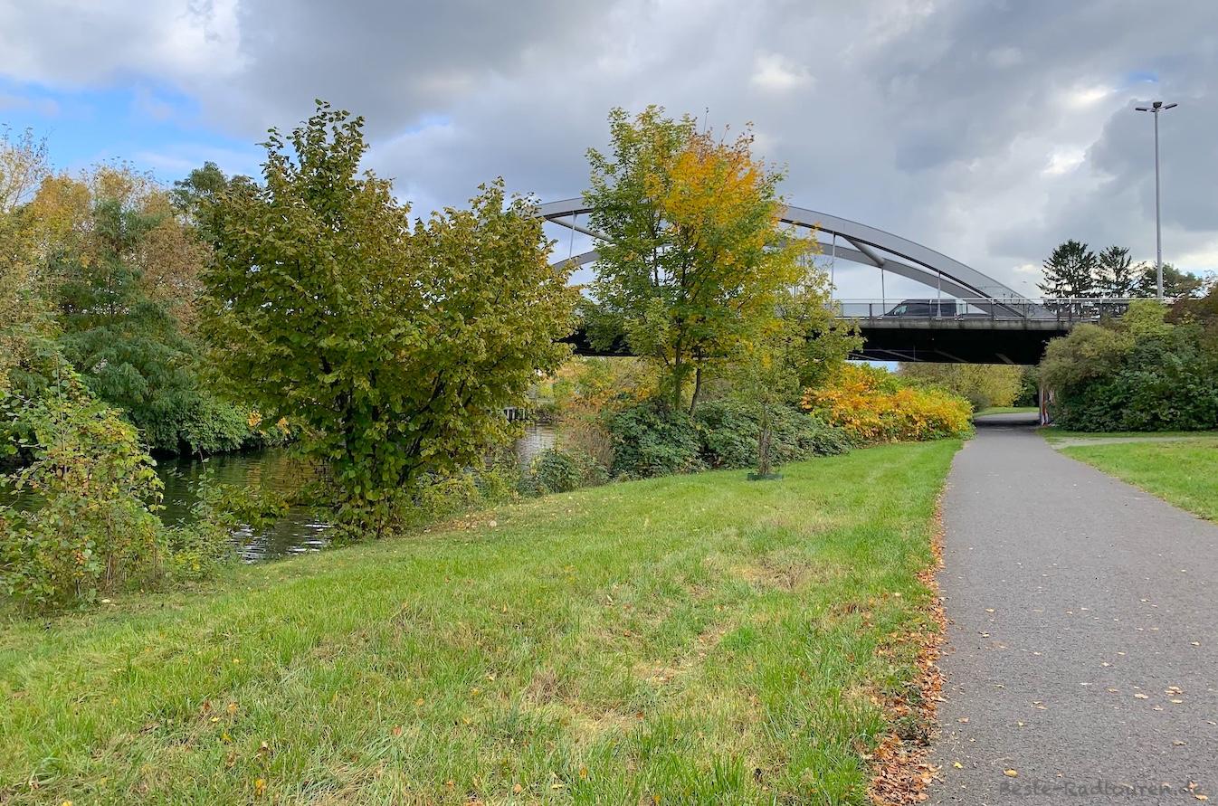 Foto vom Radweg und Fußgängerweg aus: Neue Späthbrücke am Teltowkanal