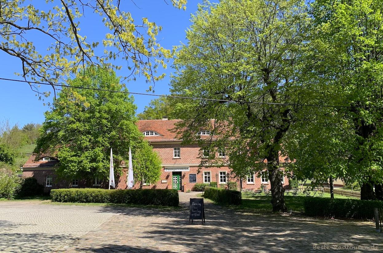 Foto vom Havel-Radweg aus: Pension, Lokal / Gaststätte und Biergarten Baumgartenbrück am Schwielowsee