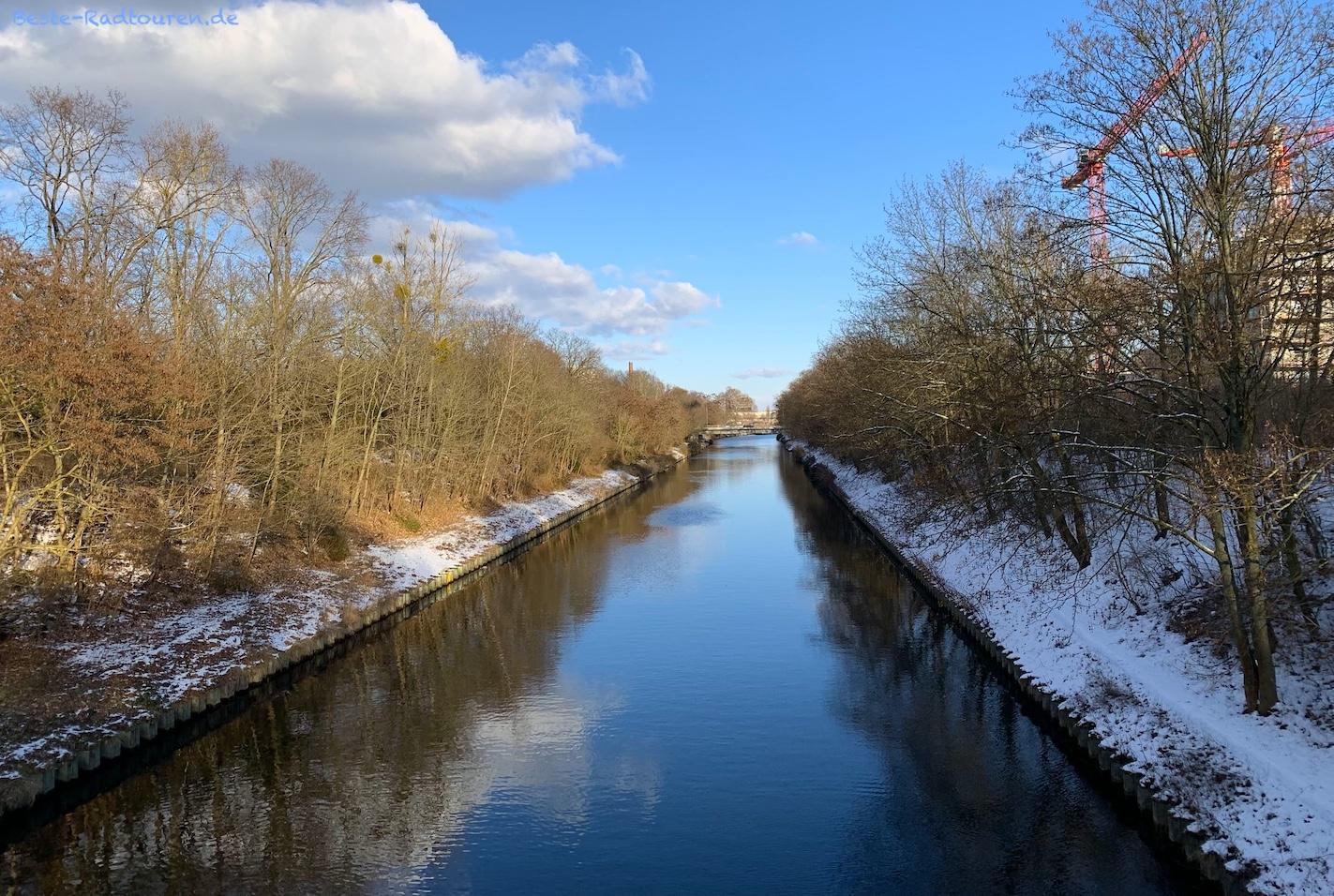 Foto von der Rungiusbrücke aus: Teltowkanal in Berlin-Neukölln
