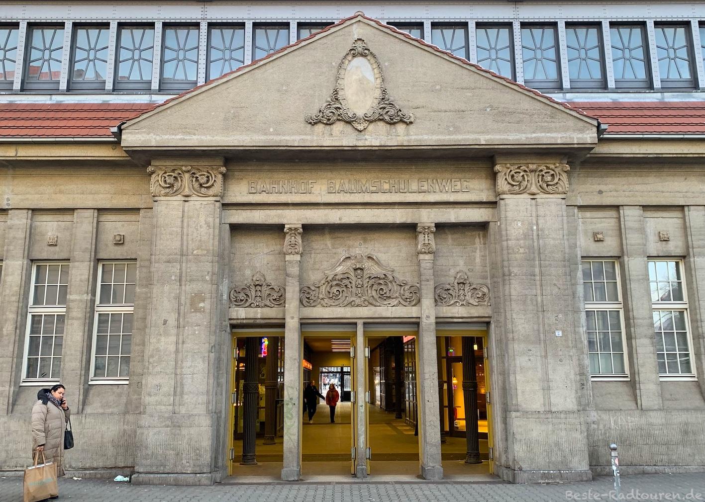 Foto von außen: S-Bahnhof Baumschulenweg, Eingang zur S-Bahn