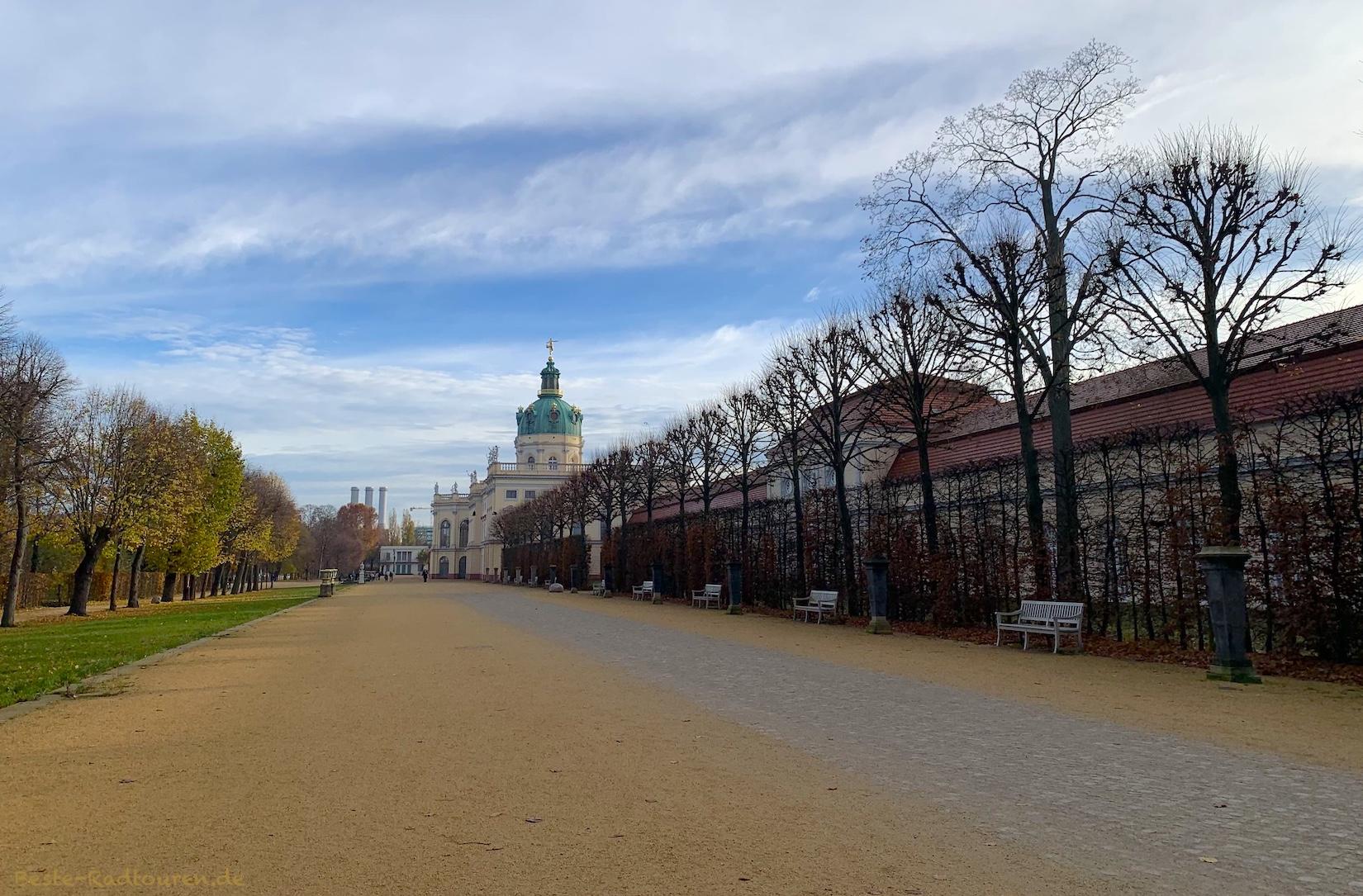 Foto vom Westen her: Schloss Charlottenburg, Rückseite, Westflügel und Park