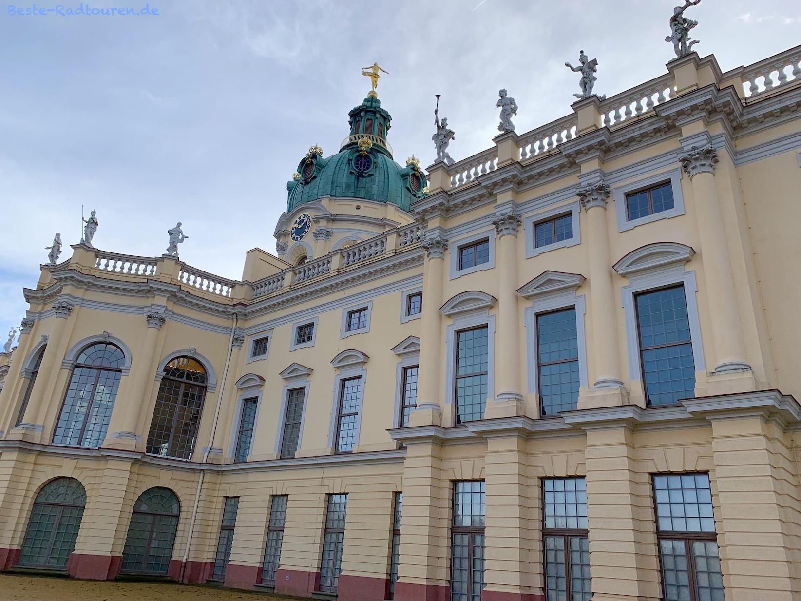 Foto vom Park her: Schloss Charlottenburg, Rückseite, Kuppel