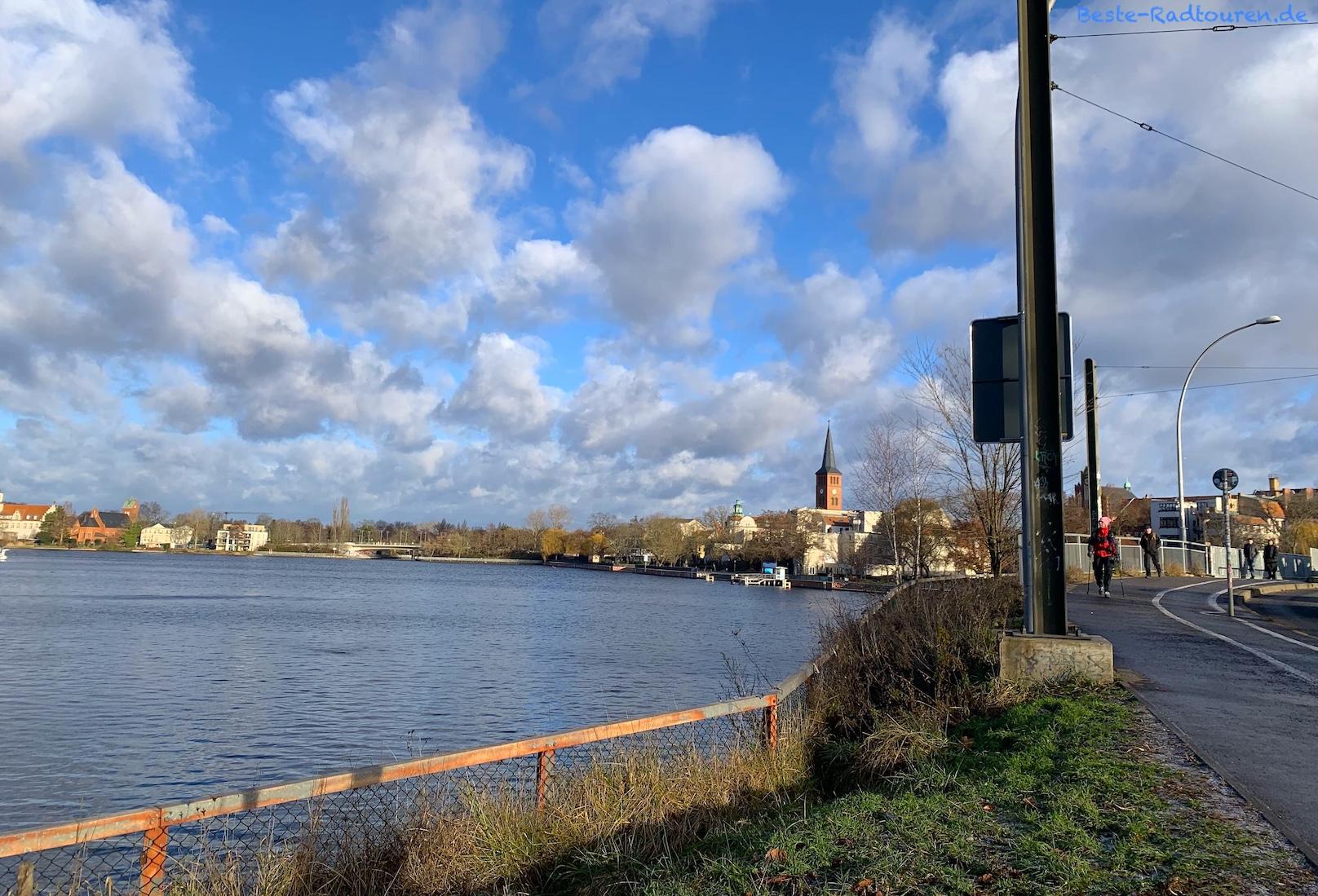 Foto vom Spree-Radweg aus: Lange Brücke von Spindlersfeld nach Köpenick