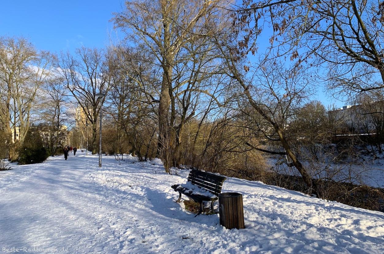 Foto vom Treseburger Ufer (Berlin) aus: Teltowkanal, Radweg, Fußweg