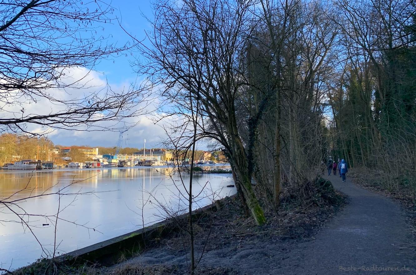 Foto vom Uferweg aus: Wanderweg an der Müggelspree von Köpenick nach Friedrichshagen