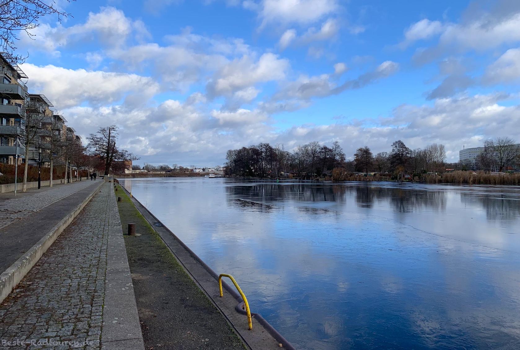 Foto vom Nordwesten her: Uferweg an der Müggelspree am Krusenick (Köpenick)