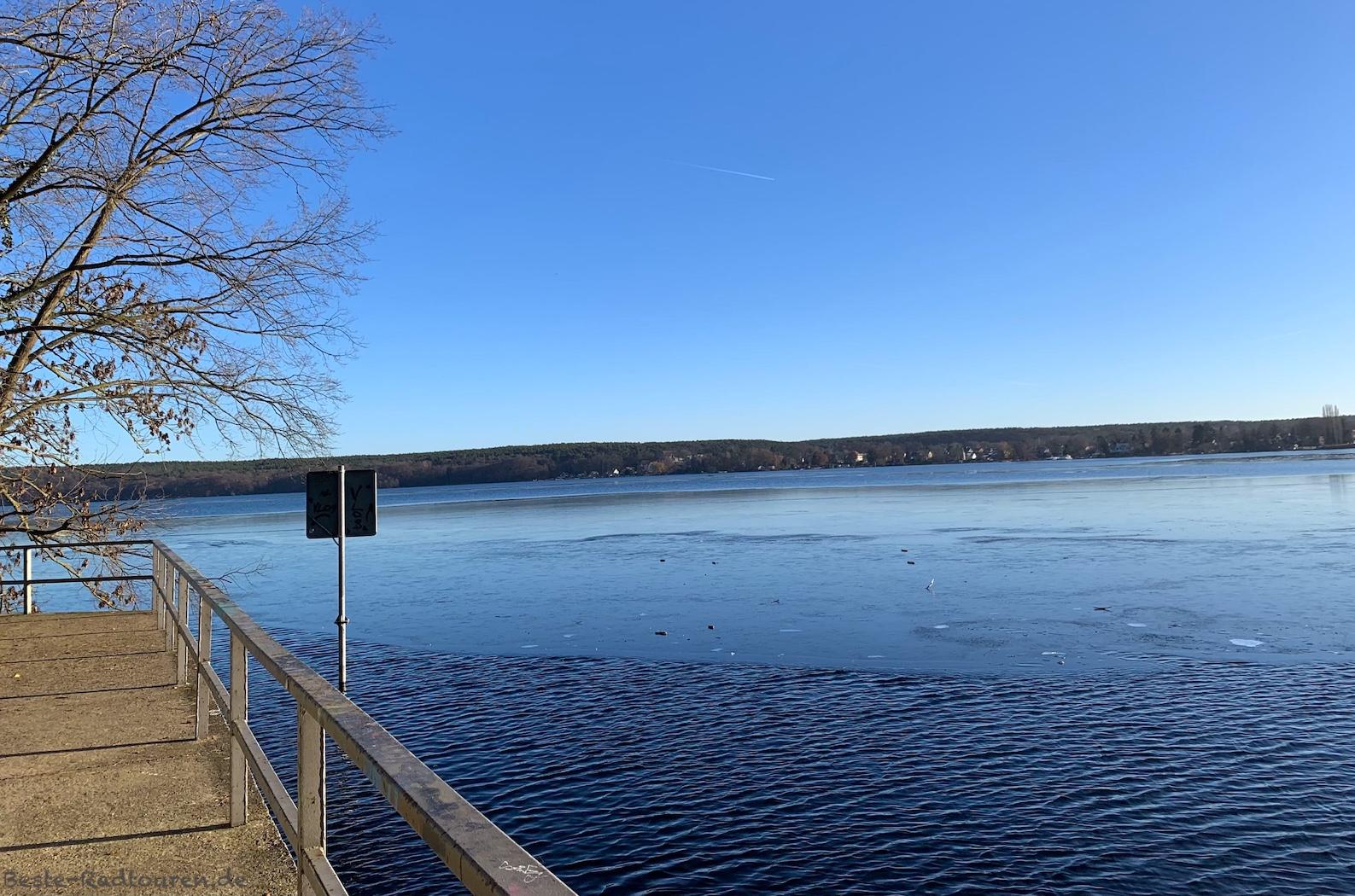Foto vom Ufer aus: Übergang zwischen Petzinsee und Templiner See, Wanderweg unter der Bahnbrücke
