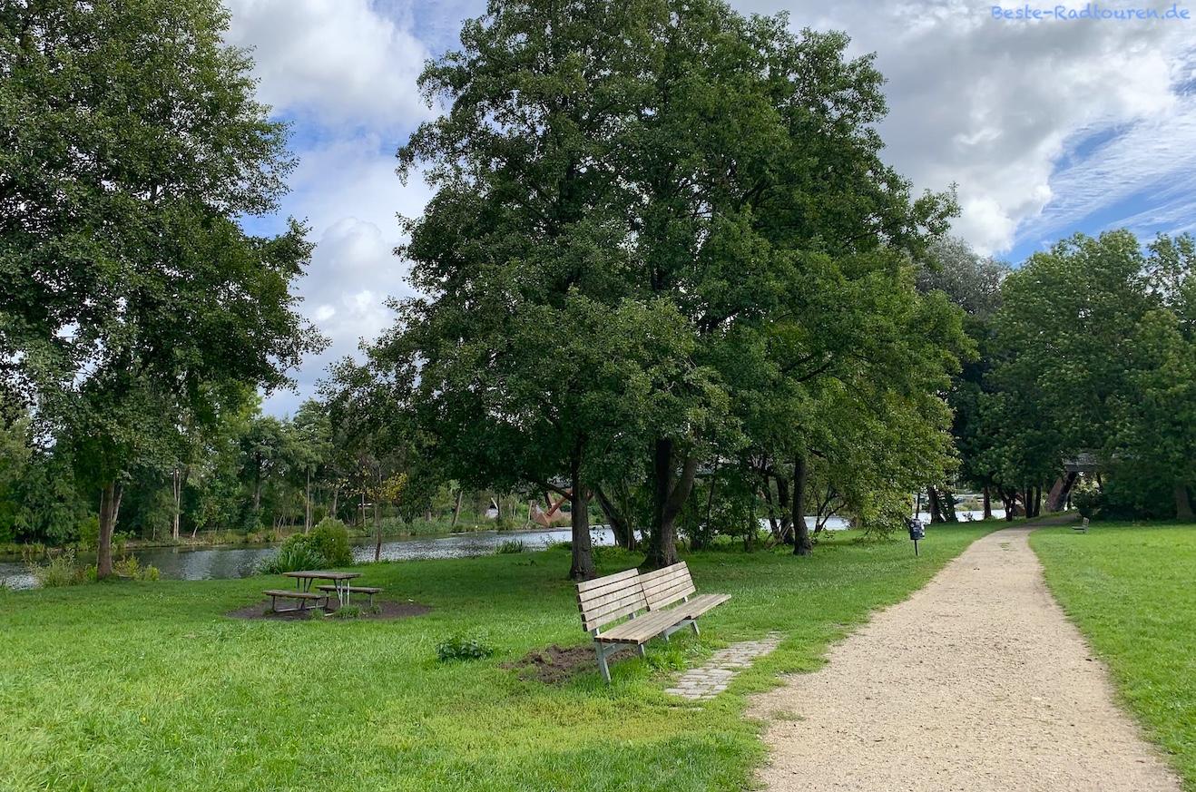 Foto vom BKO-Radweg aus: Fußgängerweg in Nordost-Spandau am Berlin-Spandauer Schiffahrtskanal