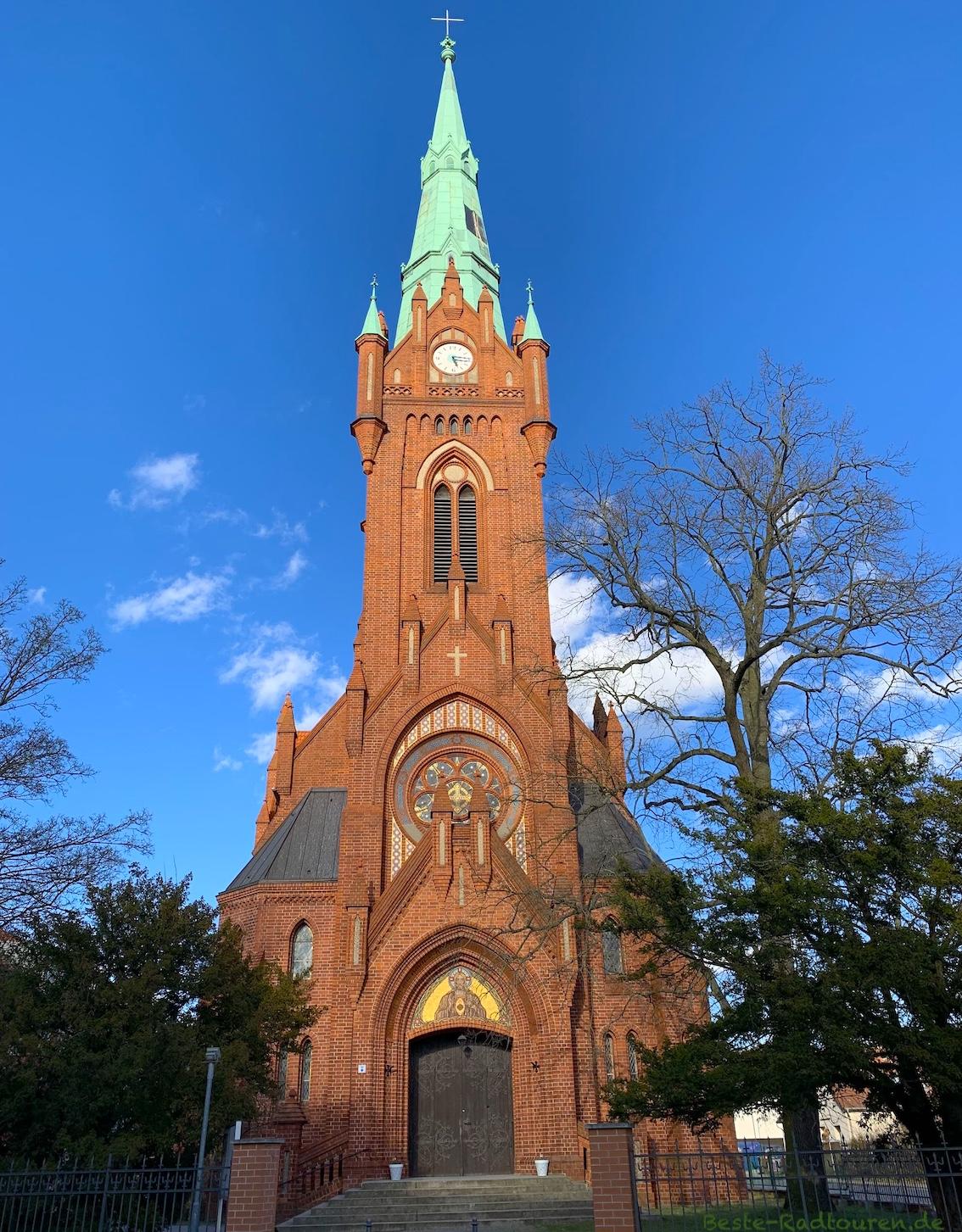 Foto vom Westen her: Bernau, Herz-Jesu-Kirche, Vorderseite und Eingang