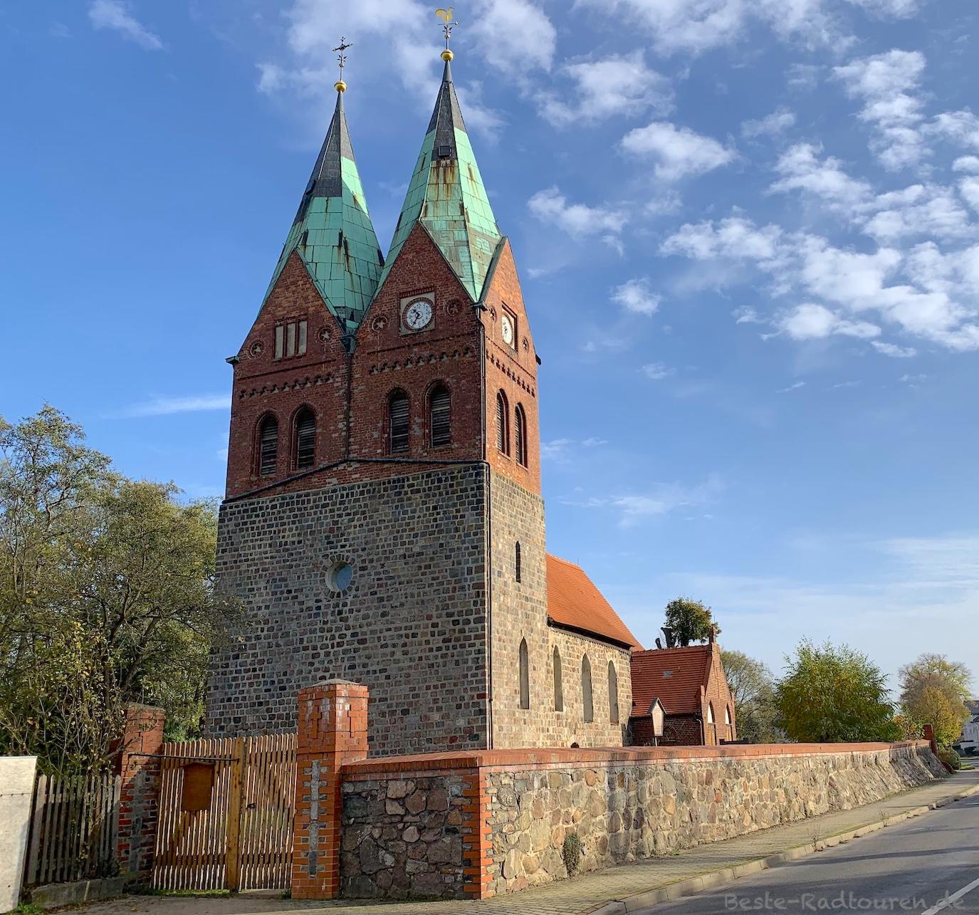 Foto vom Radweg aus: Dorfkirche Willmersdorf (Werneuchen, Brandenburg)