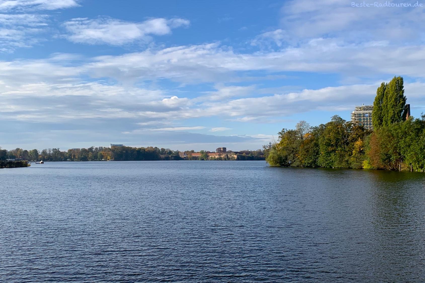 Foto von der Kleinen Eiswerder-Brücke aus: Havel und Zitadelle Spandau