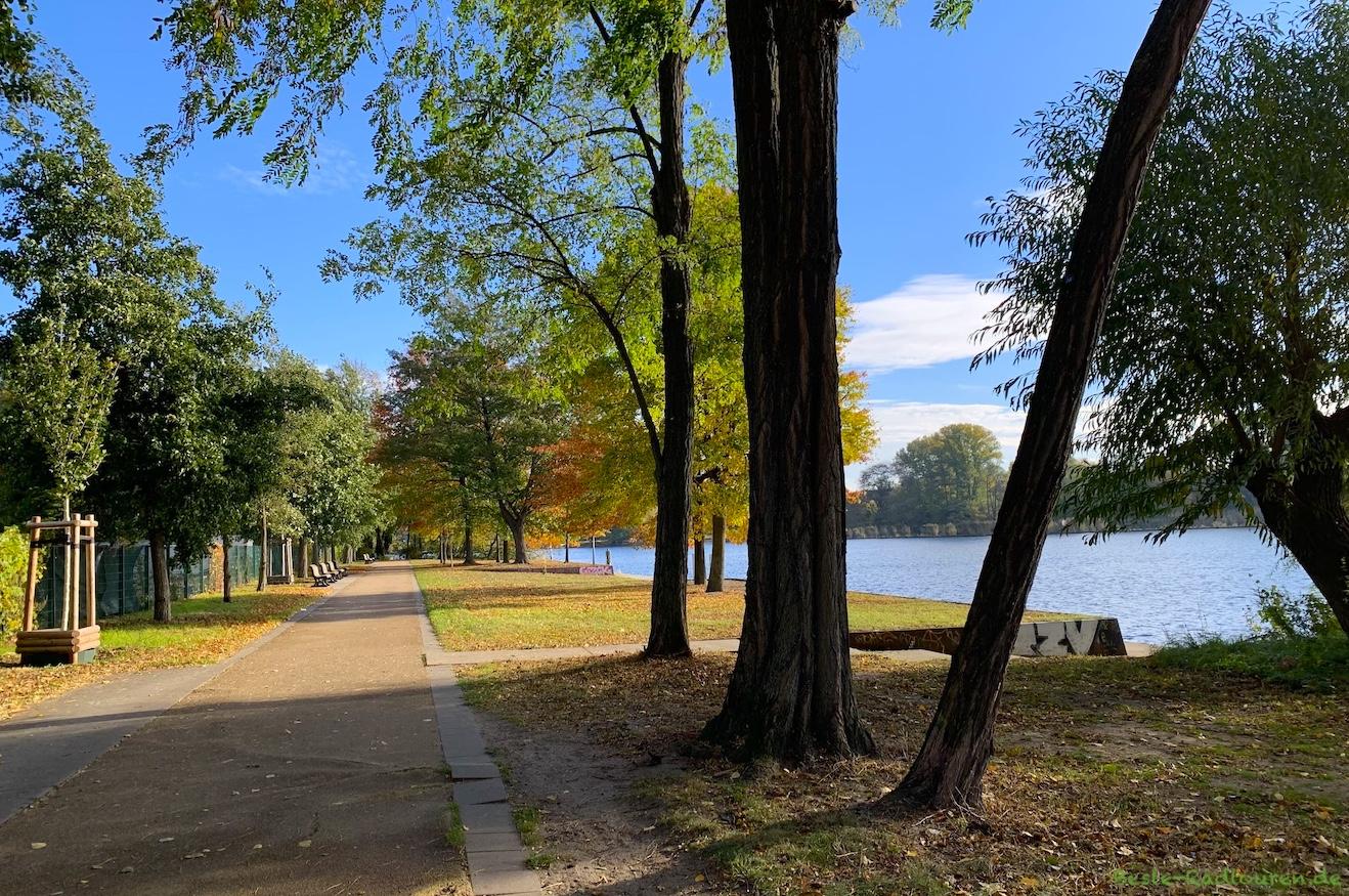 Foto vom Uferweg aus: Eiswerder bei Spandau, Radweg / Fußgängerweg