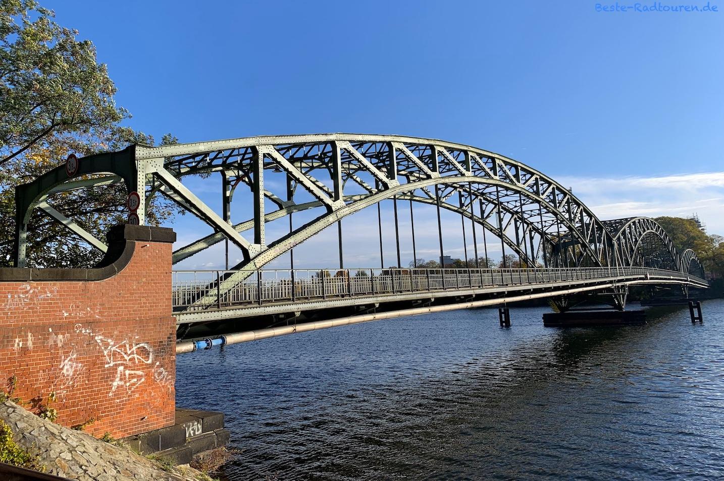 Foto vom Eiswerderufer aus: Große Eiswerderbrücke Spandau