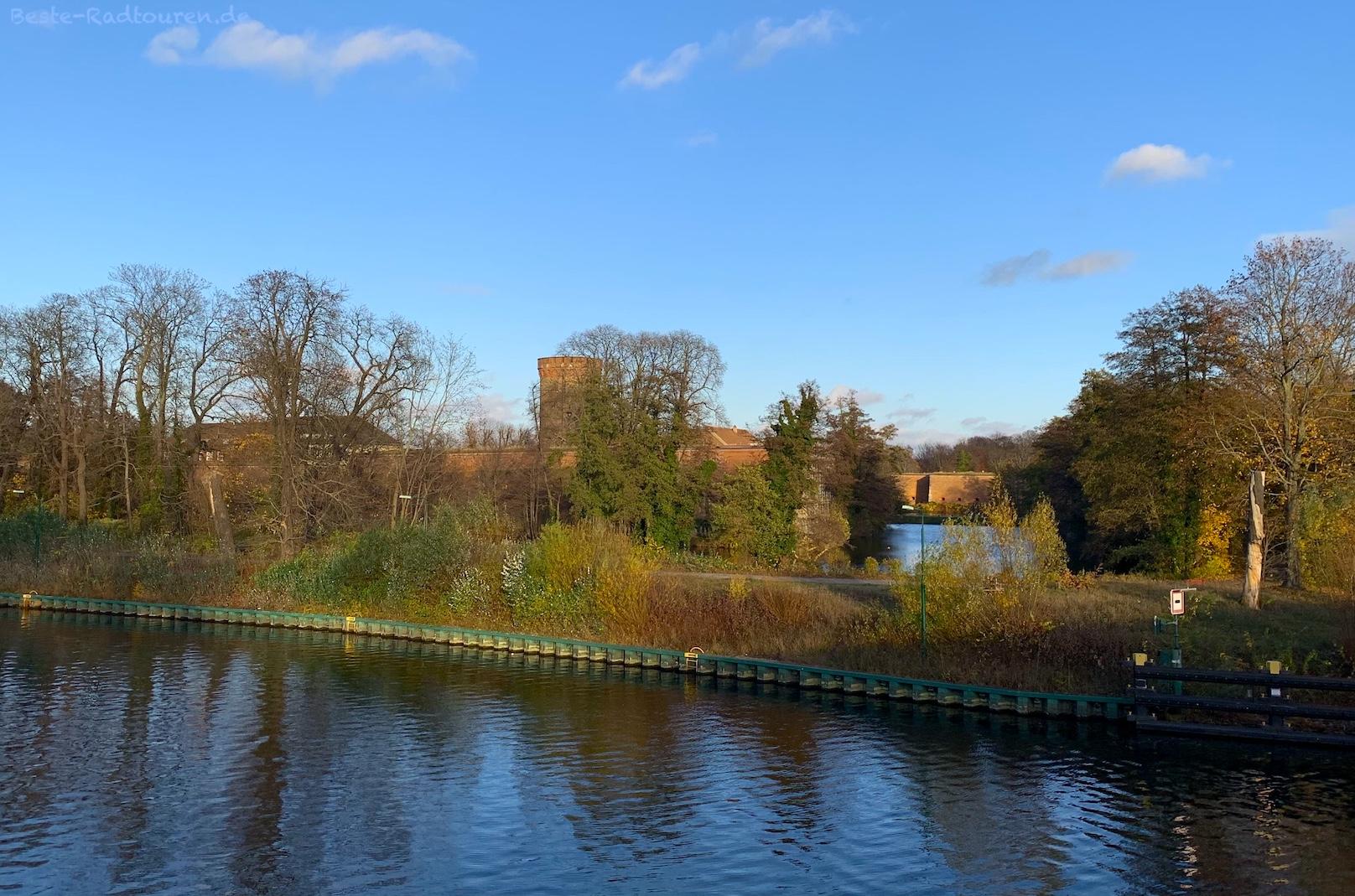 Foto von der Sternbergpromenade aus: Havel, Zitadelle Spandau