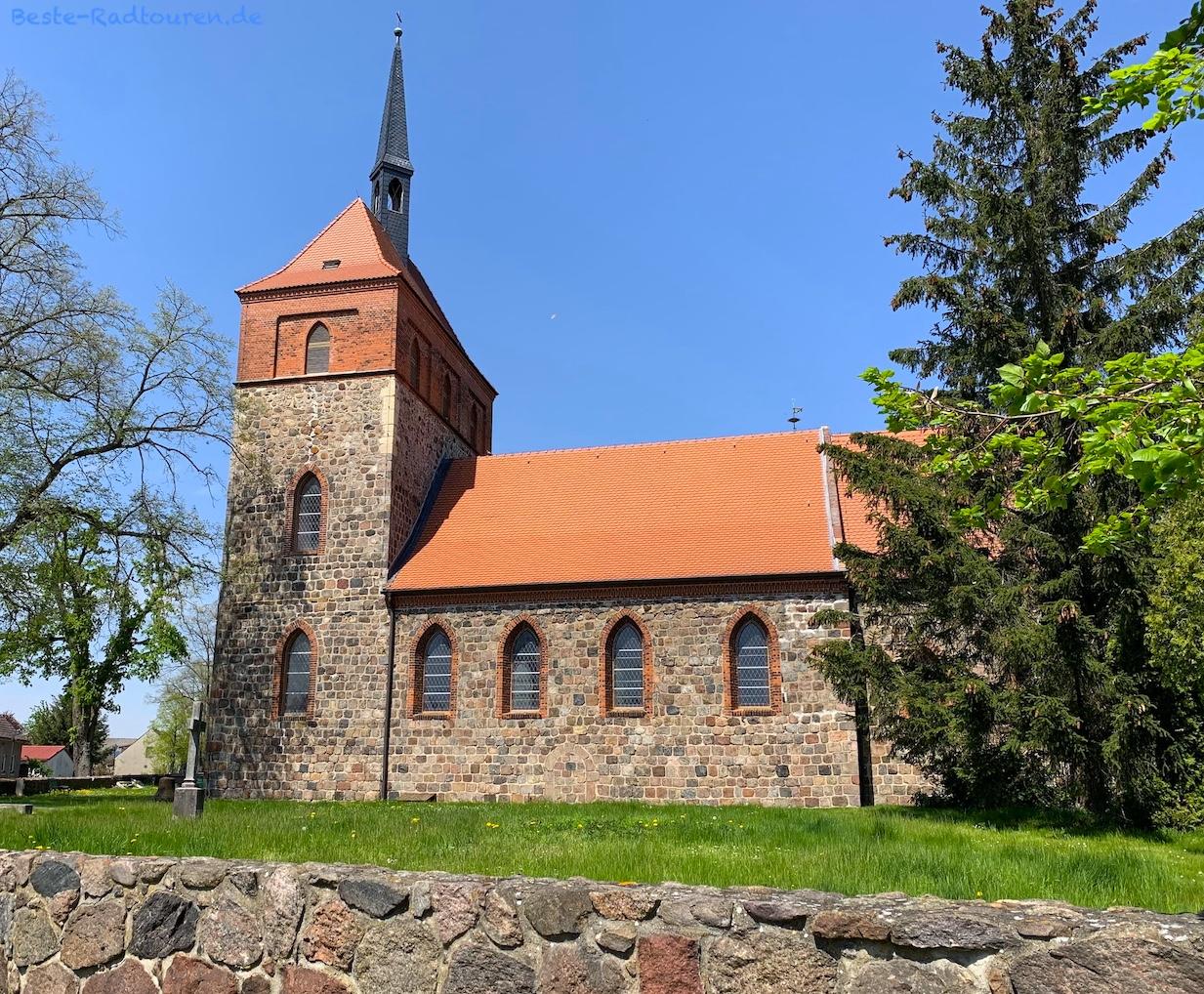 Foto vom Radweg aus: Dorfkirche Wesendahl (Altlandsberg)