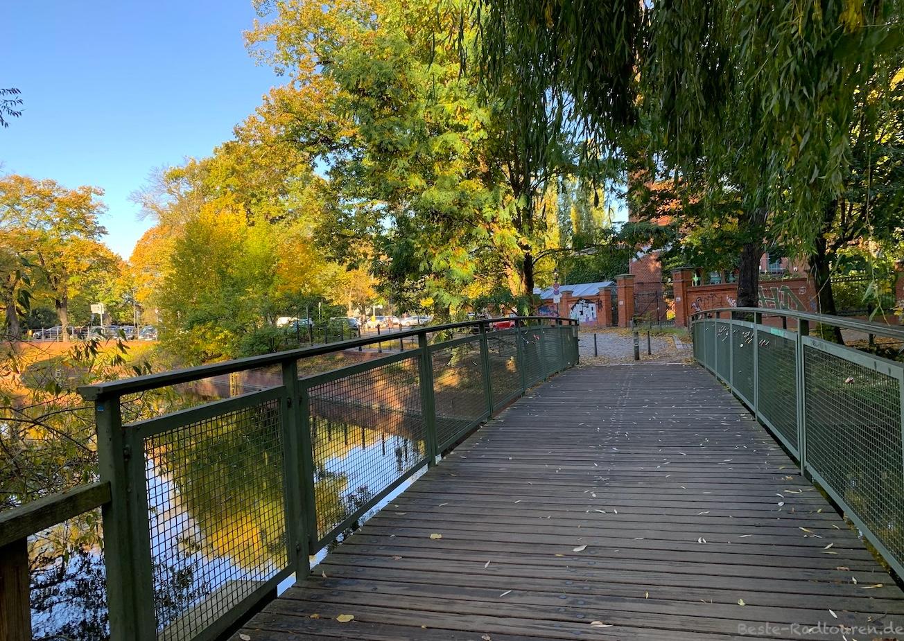 Foto von der Altstadt Spandau her: Möllentorsteg, am Kolk