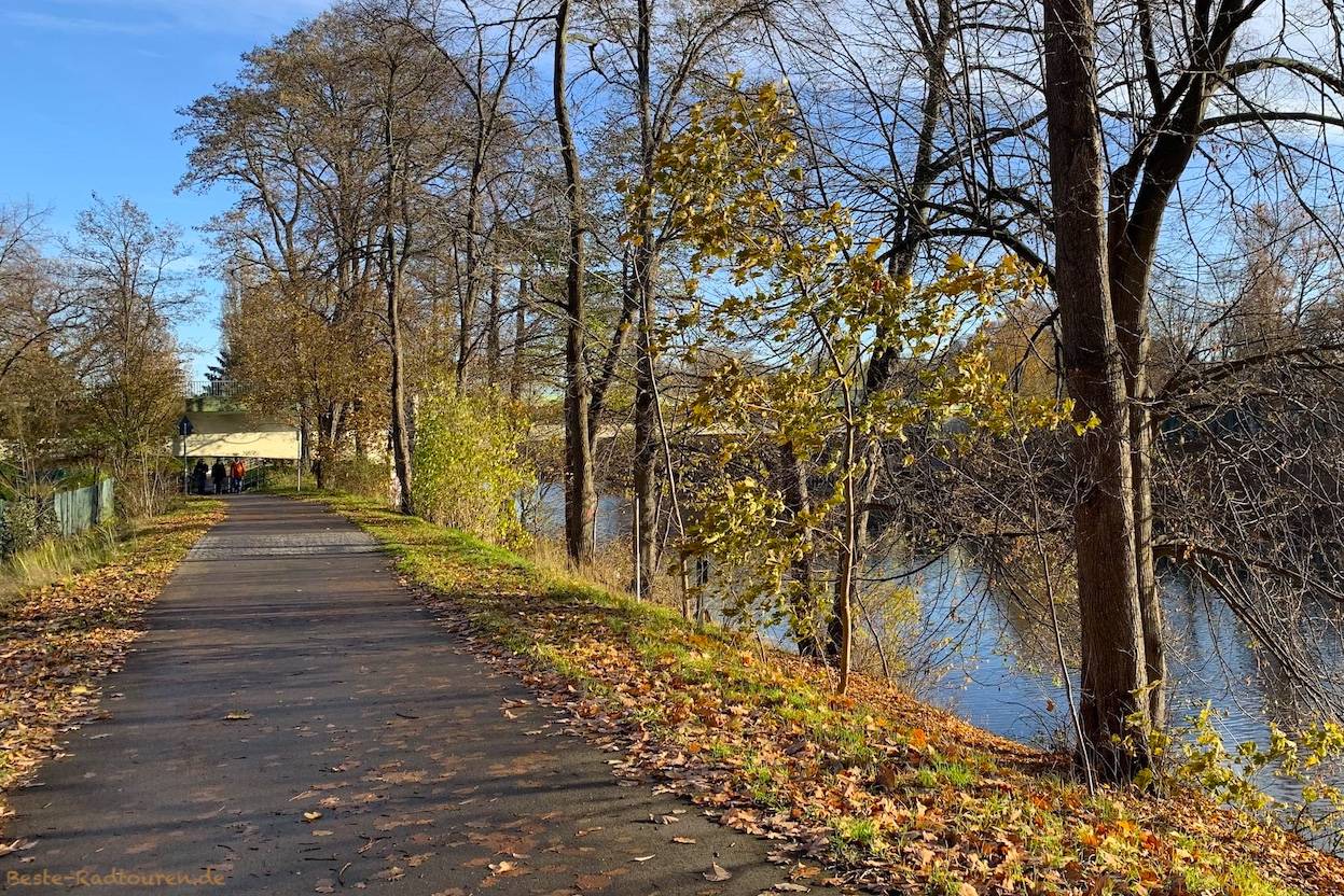 Foto vom BKO-Radweg aus: Fußgängerweg in Haselhorst-Tegel am Hohenzollernkanal
