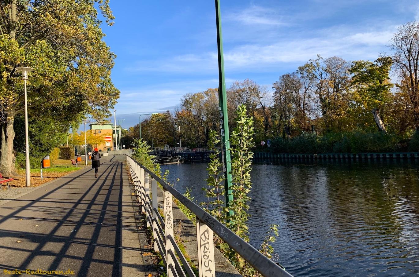 Foto von der Sternbergpromenade aus: Schleuse Spandau zwischen Altstadt und Zitadelle Spandau