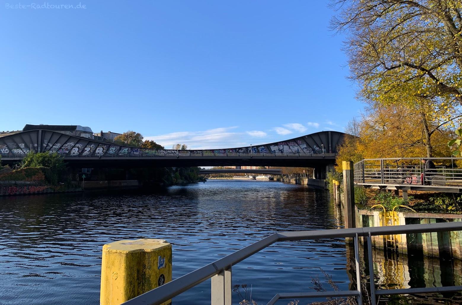 Foto von Aussichtsplattform an Sternbergpromenade aus: Spandau, Havel, Bahn- und Fußgängerbrücke zum Bahnhof