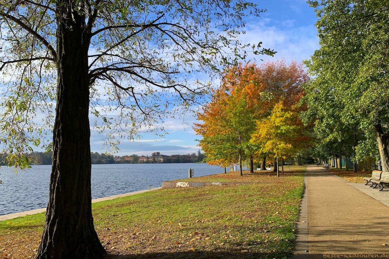 Foto vom Uferweg aus: Eiswerder, Blick Richtung Zitadelle Spandau