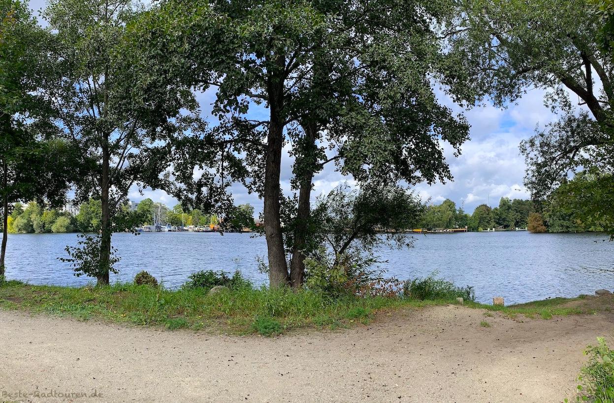 Foto vom Osten her: Wasserstadt und Waterkant Spandau, Uferweg an der Havel