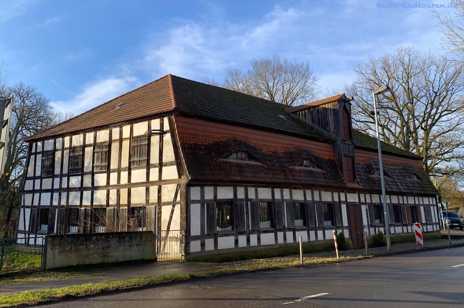 Foto vom Radweg aus: Historischer Raufutterspeicher Schöneiche bei Berlin