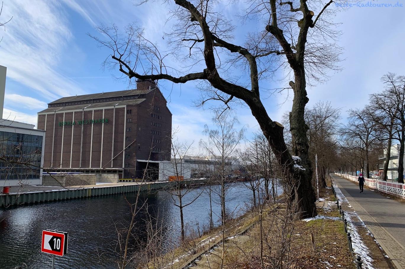 Foto vom Radweg Berlin-Kopenhagen aus: Behala, Berlin-Spandauer Schifffahrtskanal