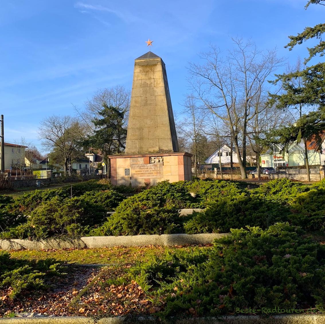 Foto vom Radweg aus: Ehrenfriedhof am Thälmannplatz in Woltersdorf (bei Berlin)