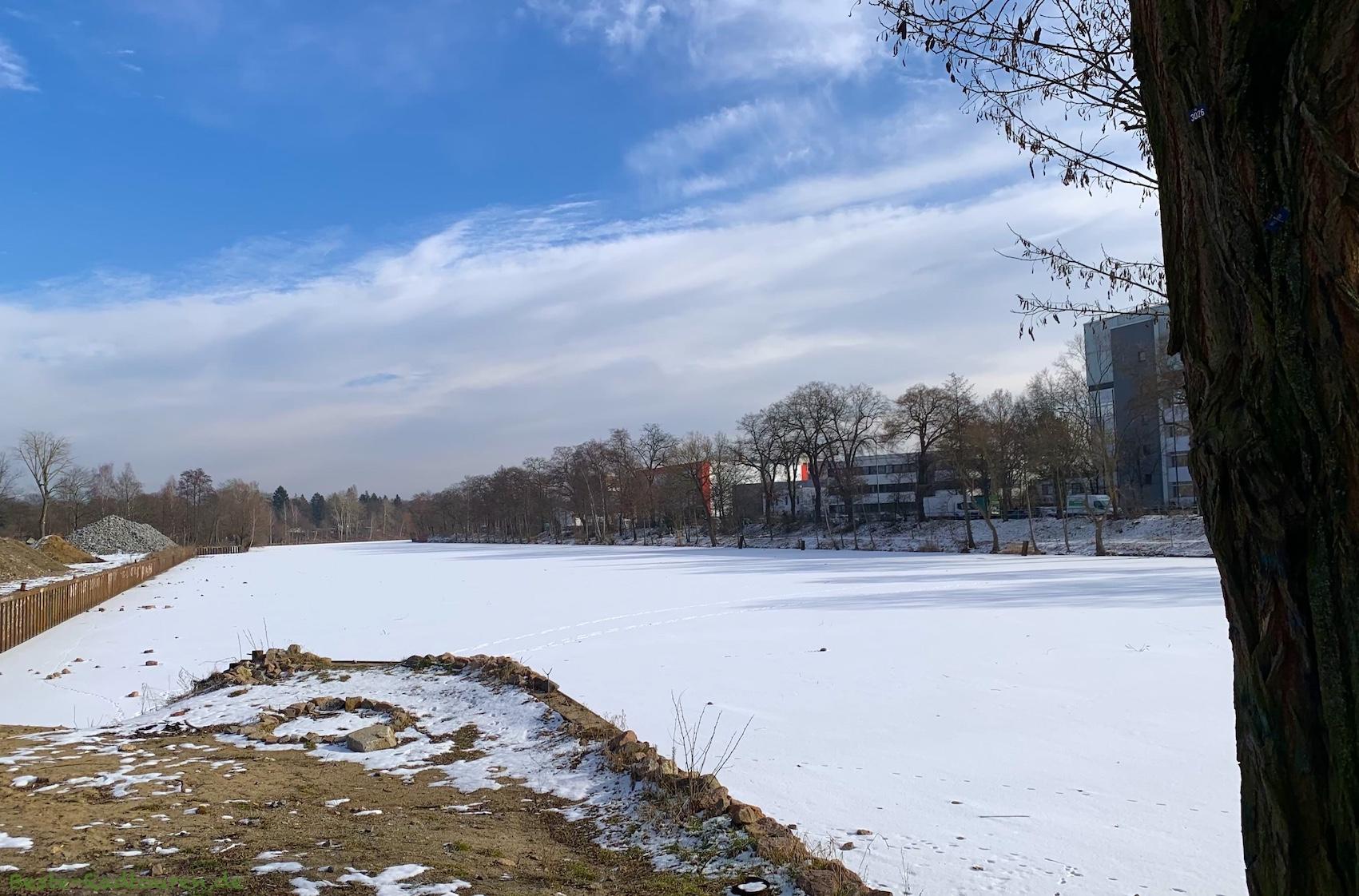 Foto vom Ufer aus: Berlin-Spandauer Schiffahrtskanal nahe Stade Napoleon, Berlin