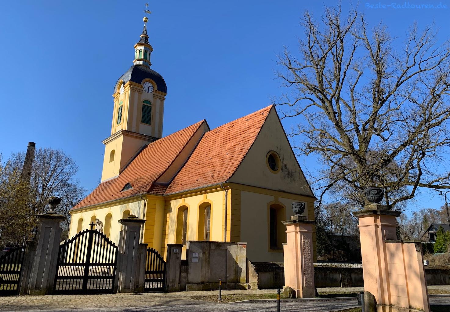 Foto vom Schloss-Eingang aus: Schlosskirche von Schöneiche bei Berlin