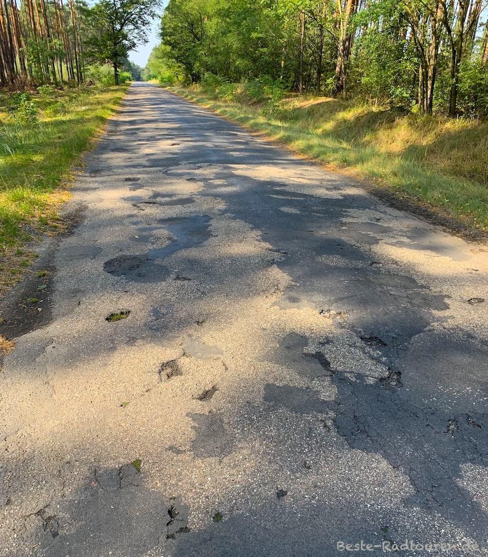 Schlechter Weg auf der polnischen Seite gegenüber Neuzelle (Rapice)
