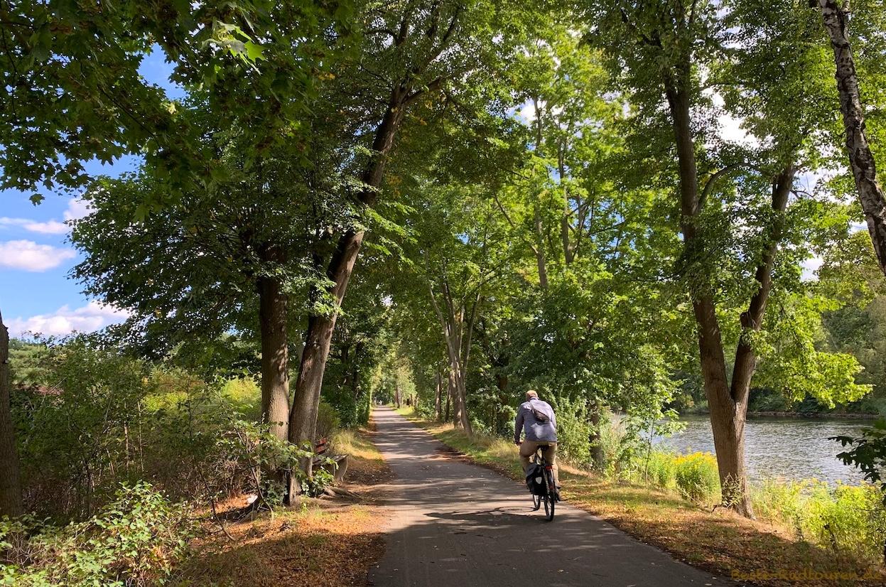 Foto vom Radfernweg Berlin-Kopenhagen aus: Radweg und Wanderweg am Hohenzollernkanal / Berlin-Spandauer Schifffahrtskanal