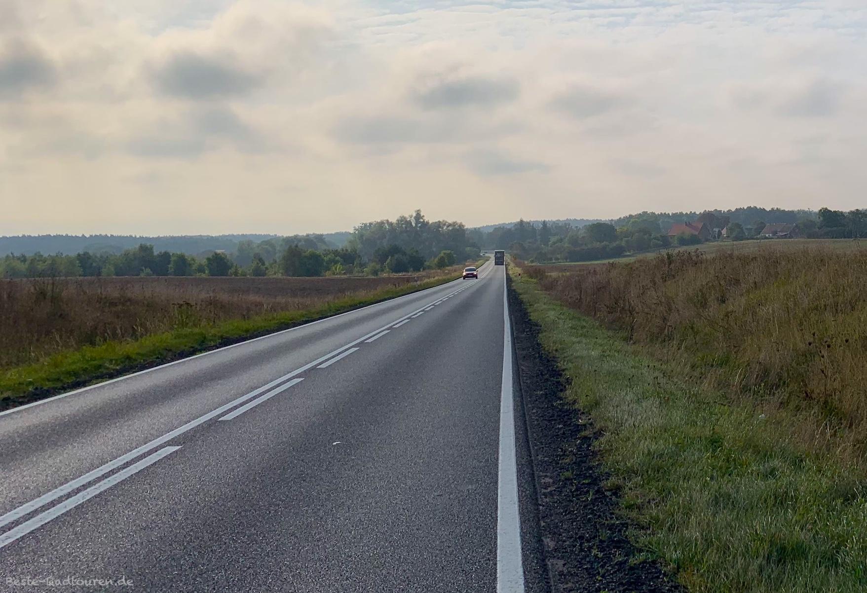 Foto vom Seitenrand aus: Straße ohne Radweg bei Grabowo (Polen)