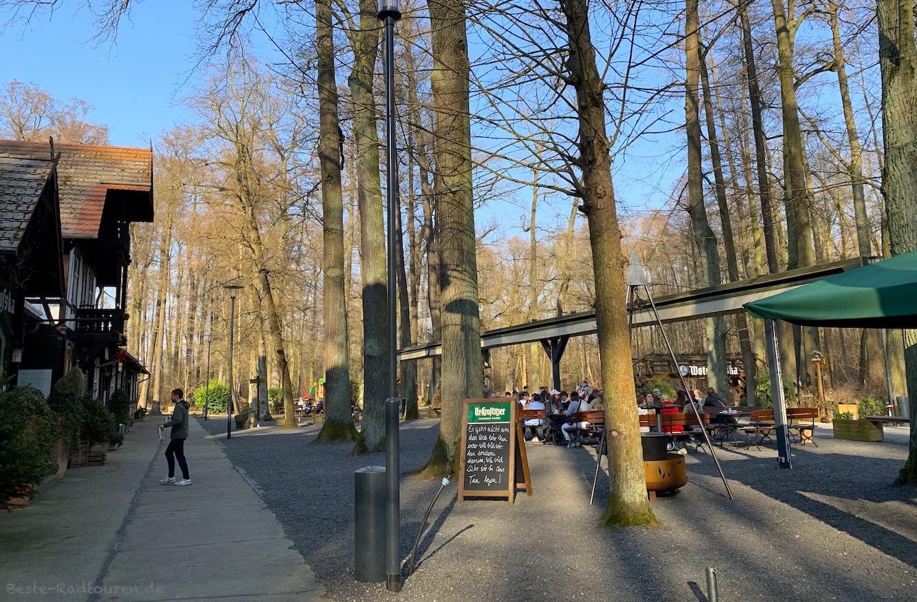 Foto vom Eingang her: Außenbereich und Biergarten vom Gasthaus Wotschofska, Lübbenau