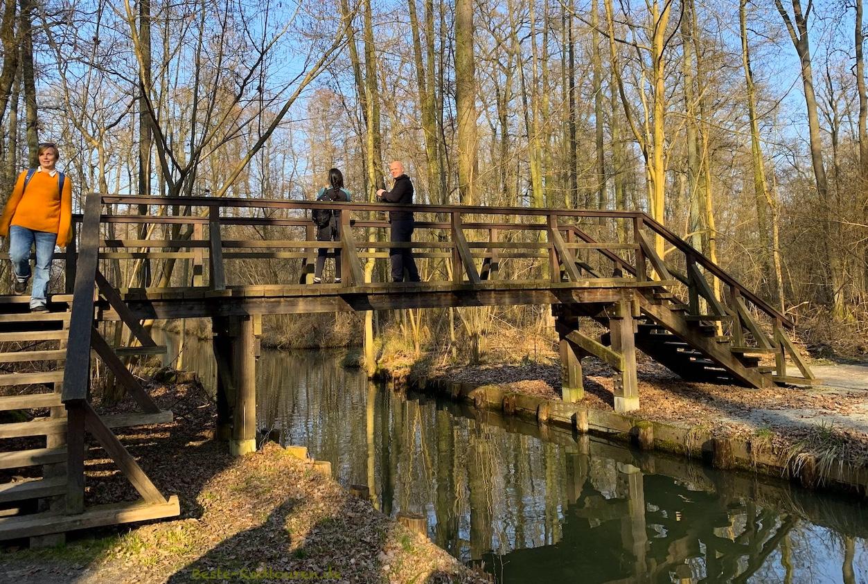 Foto vom Wotschofska-Wanderweg aus: Brücke über den Rollkanal zur Insel und Gaststätte Wotschofska