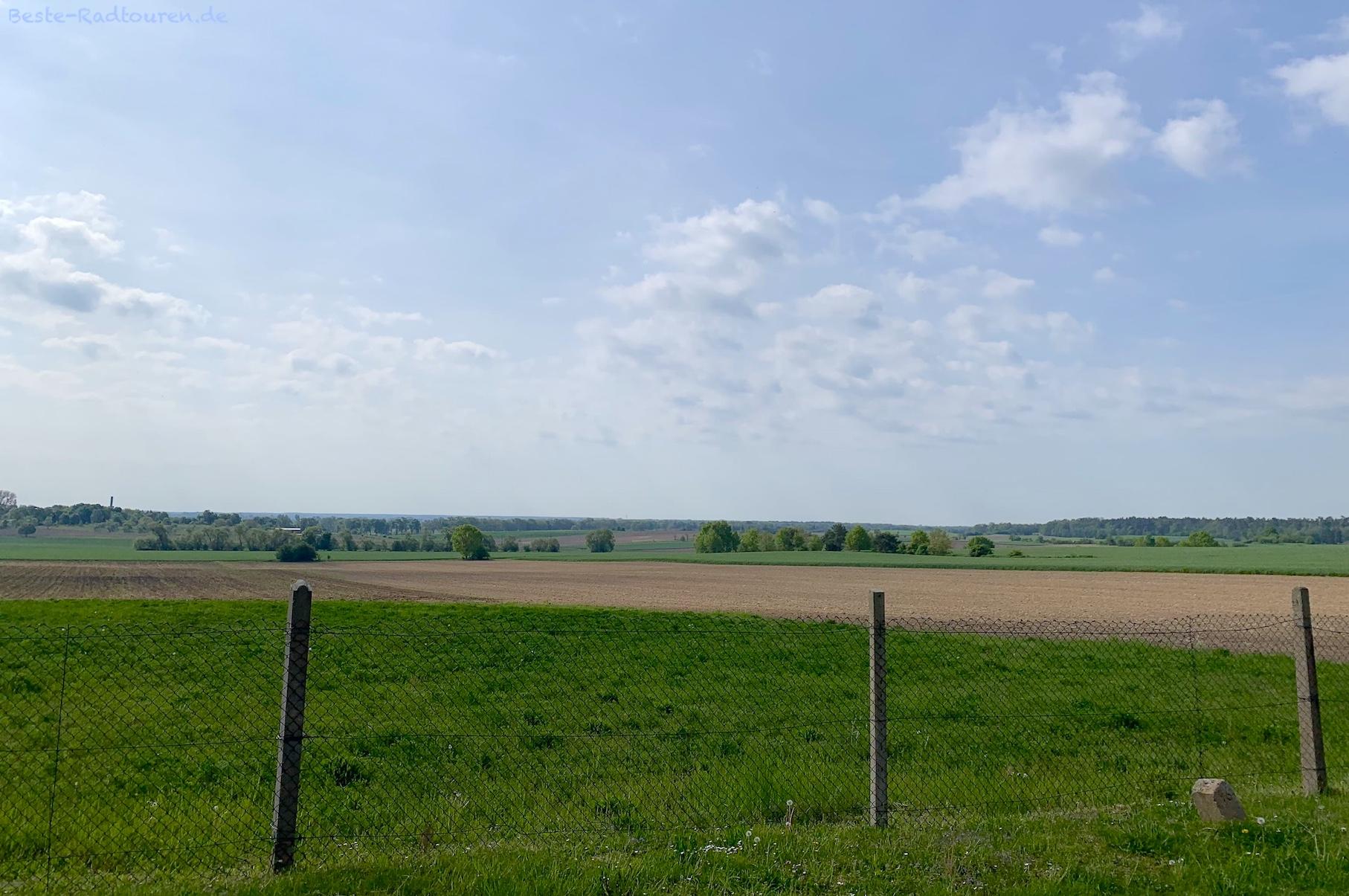 Foto vom Theodor-Fontane-Radweg aus: Landschaft zwischen Meseberg und Gransee