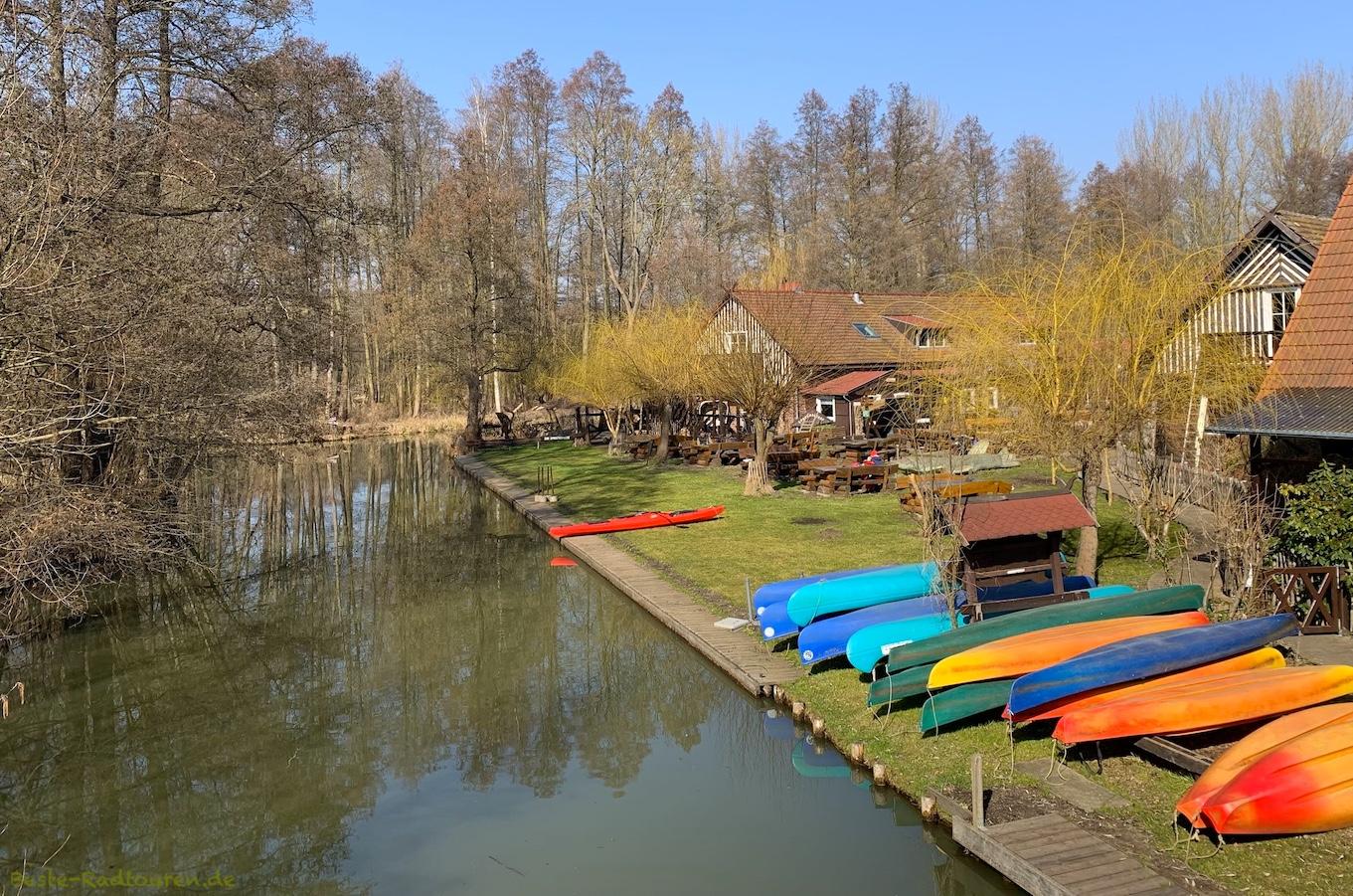Foto vom Spreeradweg und Gurken-Radweg aus: Leipe Ortseingang, Spree, Bootsverleih