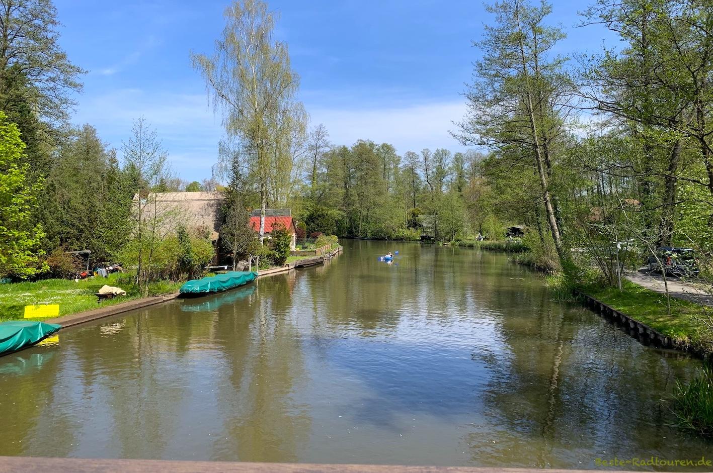 Foto vom Spreeradweg und Gurkenradweg aus: Blick von der Brücke am Leiper Weg auf den Südumfluter