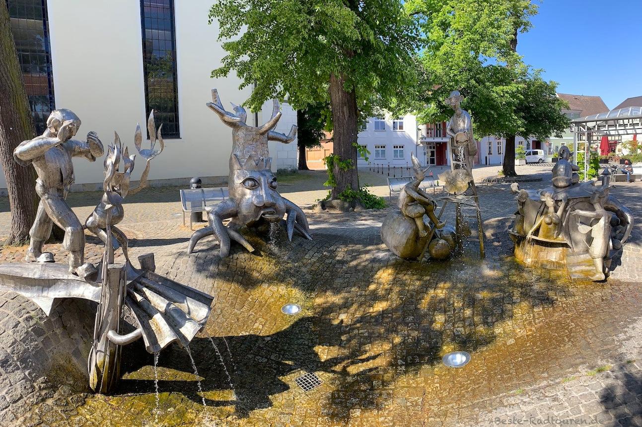 Foto am Marktplatz bzw. vor der Kirche in Lübbenau: Sagenhafter Brunnen
