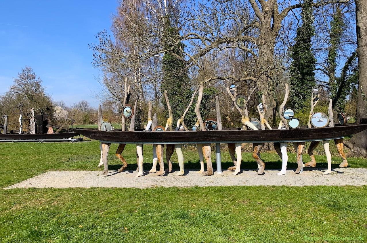 Foto von der Poststraße in Lübbenau aus: Kunstwerk / Kunstobjekt, Kahn mit Beinen