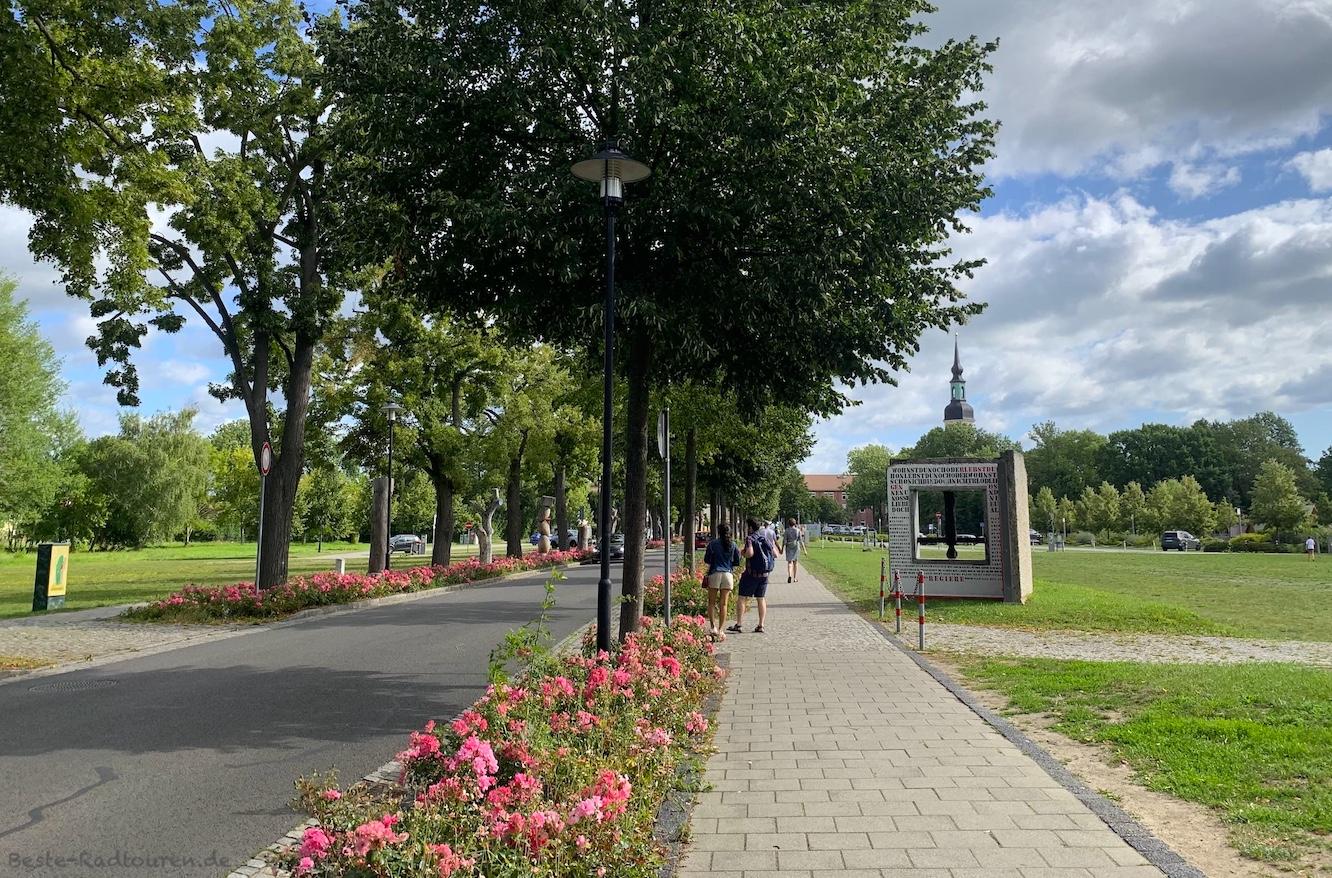 Foto vom Radweg und Bürgersteig aus: Lübbenau, Poststraße nahe dem Bahnhof