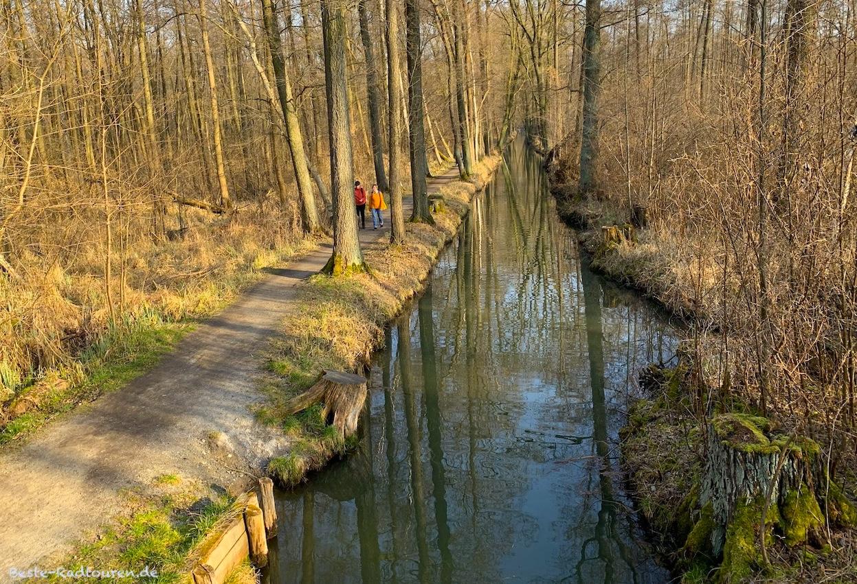 Foto von der Brücke über den Rollkanal aus: Radweg / Wanderweg von Wotschofska bis Lübbenau