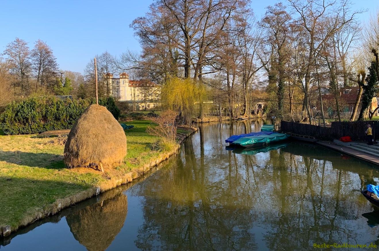 Foto von der Brücke am Wotschofskaweg aus: Schloss Lübbenau, Spree